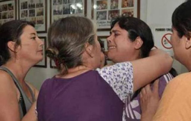 Silvina llora de alegría al enterarse de que recuperó su vivienda. (Foto: Gentileza Tandildiario.com)