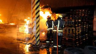 Veinte dotaciones de bomberos controlan incendio en papelera de San Pedro