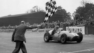 José Froilán González le da a Ferrari el primer triunfo en la Fórmula 1, en el GP de Gran Bretaña 51, en Silverstone.