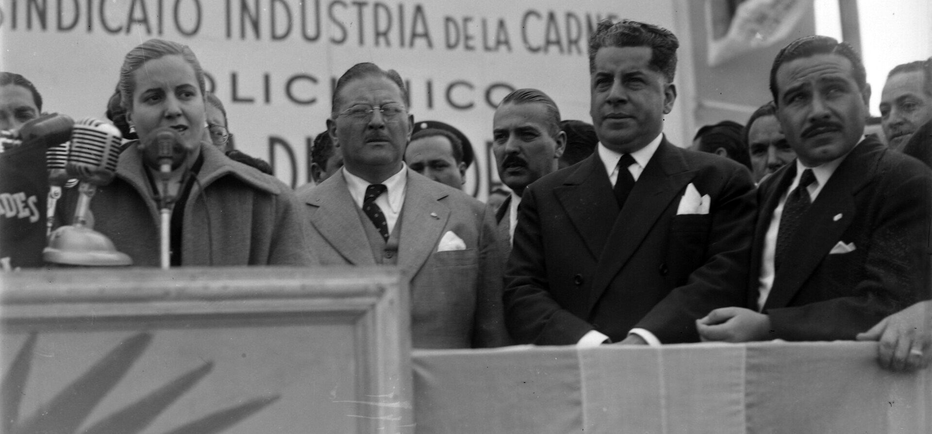 Eva Duarte en el uso de la palabra en el acto por la inauguración del policlínico del Sindicato Industria de la Carne, 1948.
