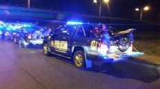 Efectivos policiales con las motos que fueron recuperadas. Efectivos policiales con las motos que fueron recuperadas.