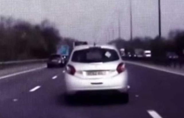 Video: Policía frenó un auto conducido por una mujer en coma
