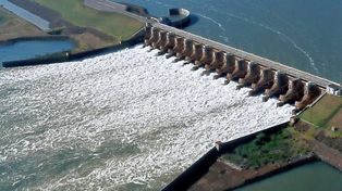 La represa bajó 50% su generación de energía por la bajante