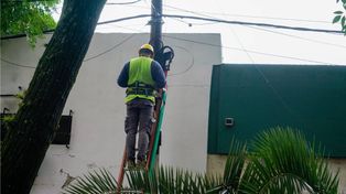 Los operarios de la EPE trabajan para reestablecer el servicio en cuatro zonas de Rosario