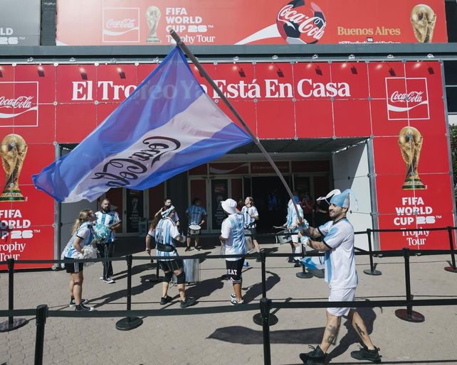 En el ingreso al evento, no podía faltar la hinchada argentina poniéndole música y color a la tarde.