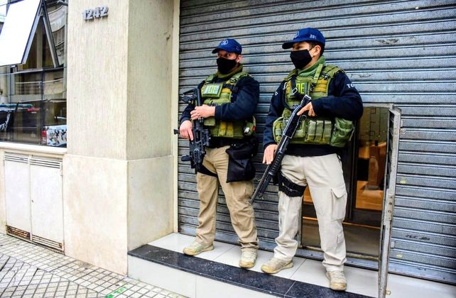 Efectivos de la TOE custodian el ingreso a la sede gremial.