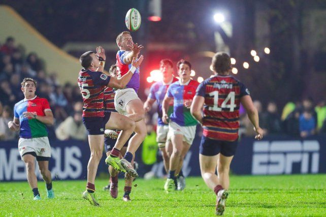 Arriba y abajo. Pampas y Capibaras protagonizaron un partidazo en el CASI. El duelo lo ganó la franquicia de la UAR