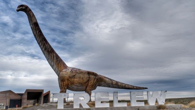 Turistas rosarinos fueron desvalijados en el ingreso a Trelew cuando se bajaron el auto para fotografiarse junto a la réplica del dinosaurio Patagotitan Mayorum.&nbsp;