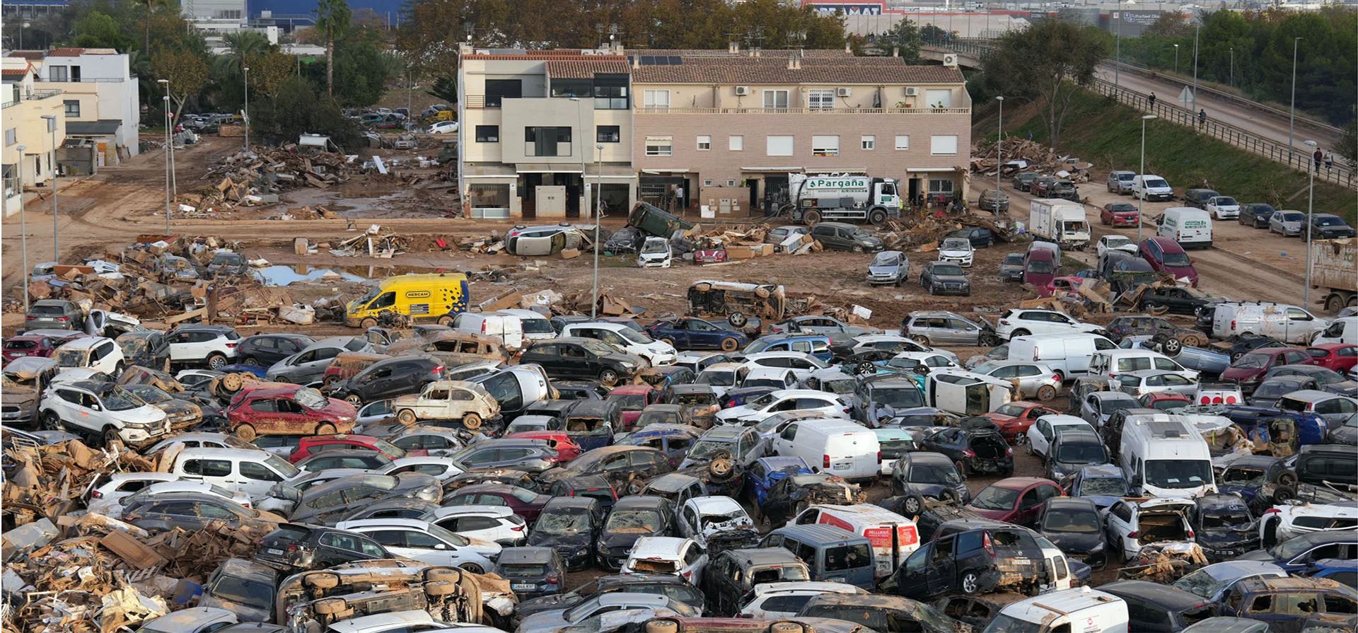 Vehículos dañados por las inundaciones, son depositados en una parcela después de ser retirados de las calles, tras las inundaciones mortales en Valencia, Alfafar, España. Fotografía: César Manso/AFP/Getty Images Vehículos dañados por las inundaciones, son depositados en una parcela después de ser retirados de las calles, tras las inundaciones mortales en Valencia, Alfafar, España. Fotografía: César Manso/AFP/Getty Images