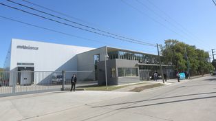 Salió de Ezeiza hacia México el suero para producir la vacuna de Oxford-AstraZeneca