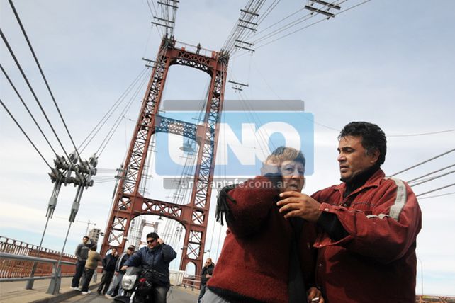 Un remisero de la cooperativa amagó a tirarse del puente