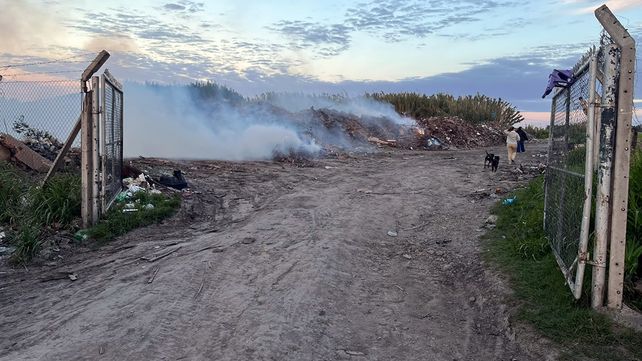 La Secretaría de Ambiente notificó e intimó a las autoridades municipales tras constatar focos ígneos y el acopio ilegal de envases de fitosanitarios