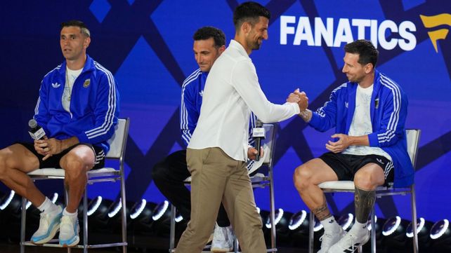 Dos potencias se saludan. Novak Djokovic le da la mano a Lionel Messi. El serbio que sigue marcando huella en el tenis se rinde ante el mejor jugador de fútbol del mundo.