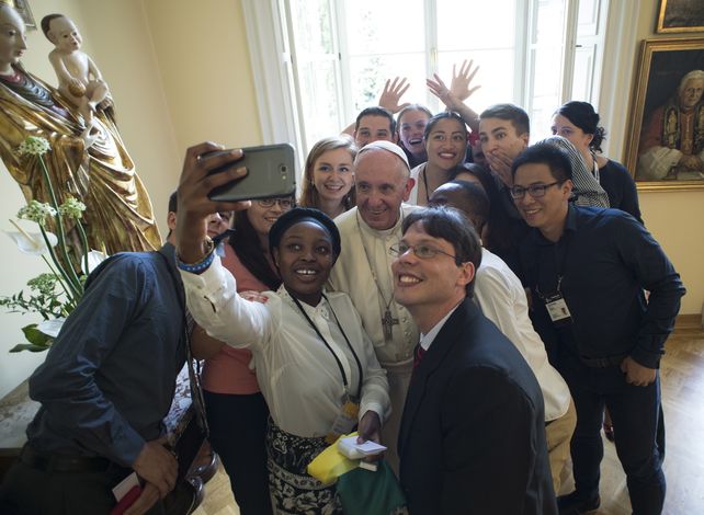 El Papa durante el almuerzo con jóvenes. Foto: AP