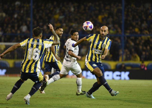 Carlos Quintana fue uno de los piolares de la defensa de Central. Sacó todo lo que le tiraron.