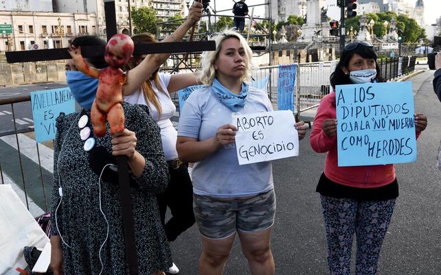 Aborto legal: verdes y celestes se manifiestan frente al Congreso