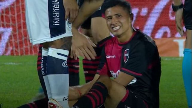 Iván Gómez se lamenta. De entrada pegó un salto y se lesionó. Preocupación para Heinze.