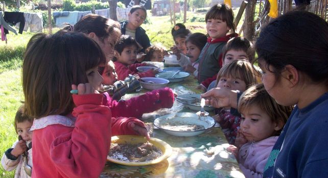 Informe de UCA: En 2017 más del 30% de los niños asistieron regularmente a comedores