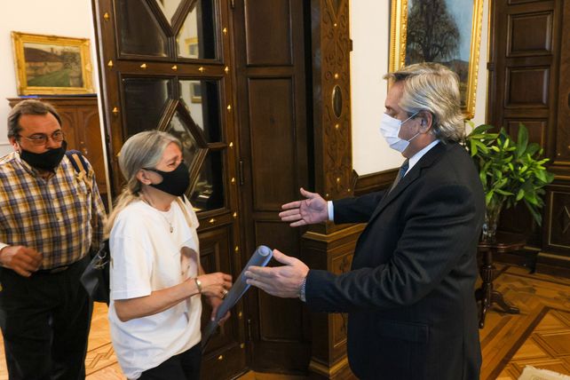 Alberto Fernández recibió a los padres de Úrsula y les prometió viajar a Rojas