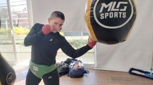 Cinthia González golpea la bolsa en uno de los tres turnos de entrenamientos diarios que lleva adelante en su preparación.
