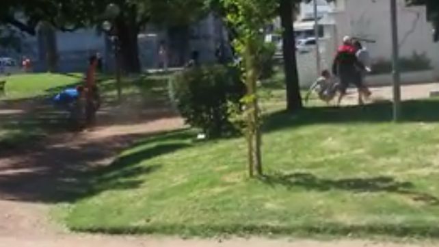 Brutal pelea de trapitos en la Plaza España