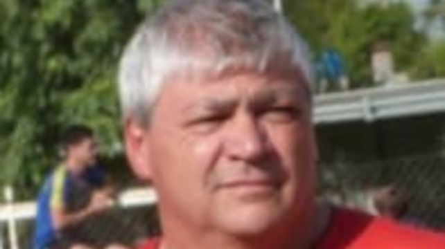 Técnico interino. Walter Bello se hizo cargo del plantel que hoy enfrentará a Real Pilar.