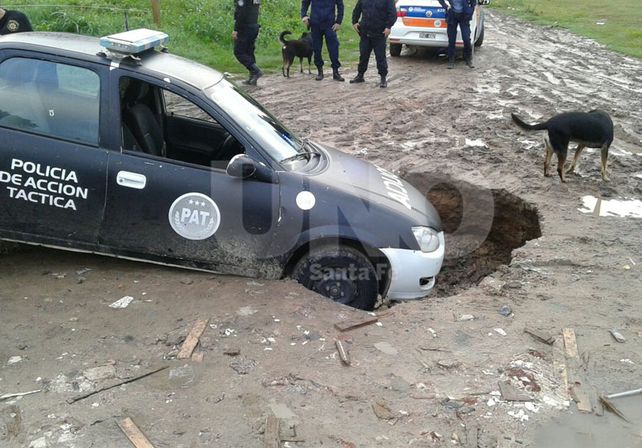Un patrullero debió ser asistido tras caer dentro de un socavón en barrio Roma