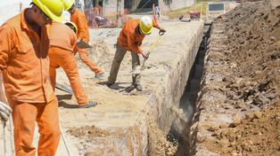 La obra para el barrio Maccarone de Paraná, comprende el servicio de cloaca para todo el sector, con 250 conexiones domiciliarias y 1.200 metros de cañería de PVC.