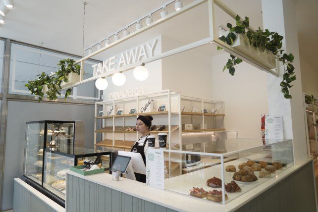 La cafetería de especialdad también ofrece tapeos y tragos para una propuesta más relajada a la tarde.