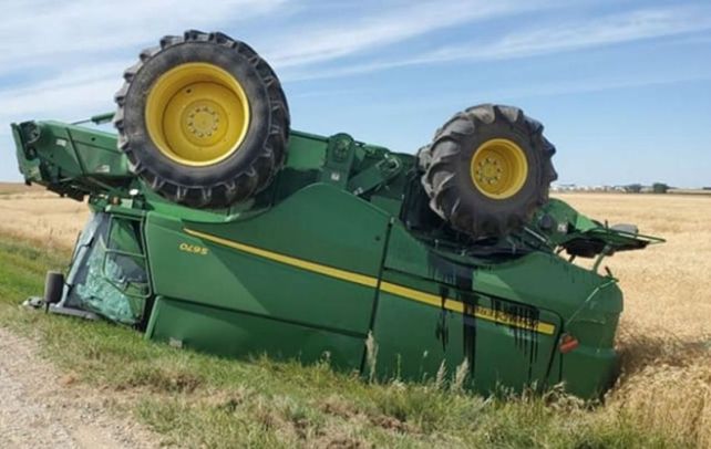 Un trabajador agrícola salió alcoholizado y volcó la cosechadora