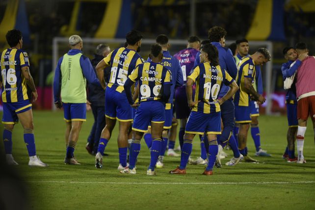 Los futbolistas canalla no encuentran consuelo tras la derrota contra Huracán. Fue la eliminación de Central.