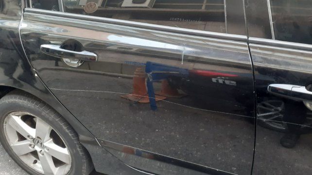 Rayó un auto estacionado frente a una cochera pero una cámara le dio captura