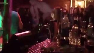 Una pareja de exhibicionistas tuvo sexo sobre la barra de un bar ante una multitud que los filmaba