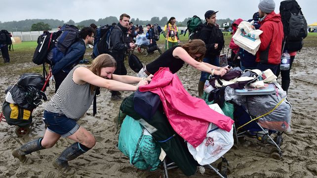Glastonbury, el mítico festival británico se celebra bajo la lluvia y el barro