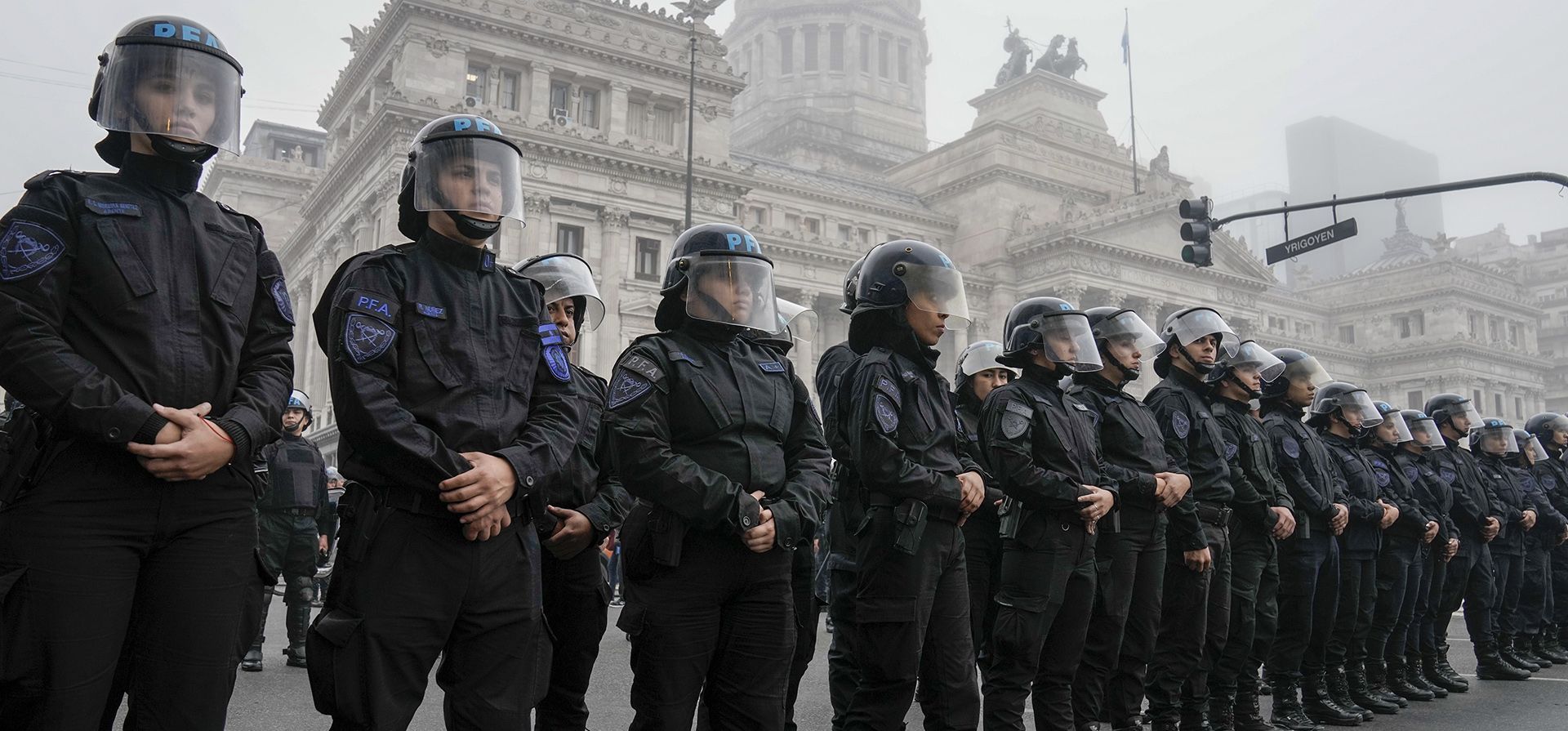La policía vigila el Congreso donde los legisladores debaten un proyecto de ley de reforma impulsado por el presidente argentino Javier Milei en Buenos Aires, Argentina, el miércoles 12 de junio de 2024. (Foto AP/Rodrigo Abd) La policía vigila el Congreso donde los legisladores debaten un proyecto de ley de reforma impulsado por el presidente argentino Javier Milei en Buenos Aires, Argentina, el miércoles 12 de junio de 2024. (Foto AP/Rodrigo Abd)
