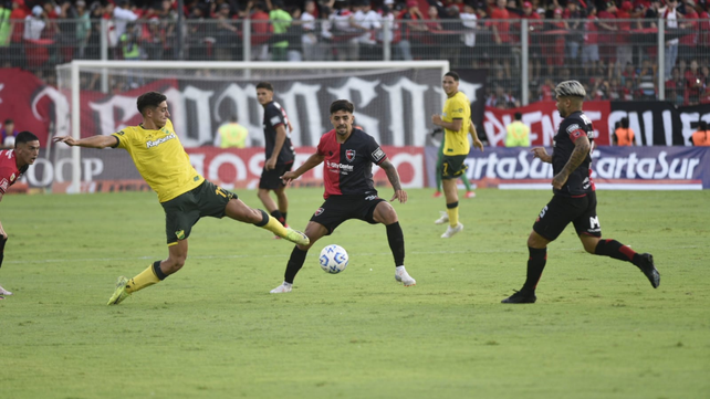 David Sotelo (en el medio) siempre entró desde el banco en este torneo. Puede aparecer entre los titulares de Newell's. 