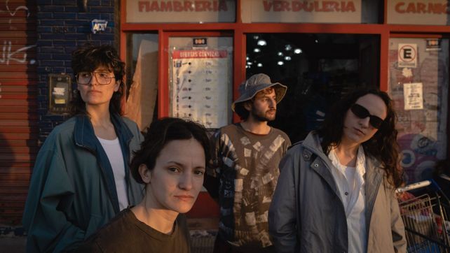 La banda platense Isla Mujeres dará un show este sábado 4 en Plataforma Lavardén para compartir su último disco