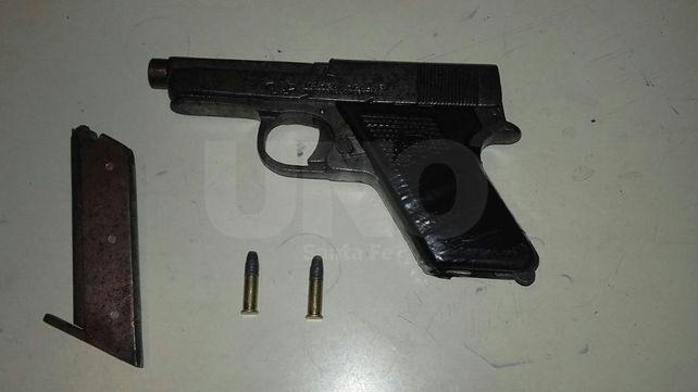 Gozaba de libertad condicional y lo aprehendieron con un arma cargada