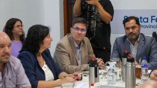 El ministro de Educación,  José Goity, junto a las autoridades provinciales en la primera reunión paritaria con gremios docentes