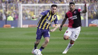 Jonatan Gómez intenta superar a Ever Banega.
