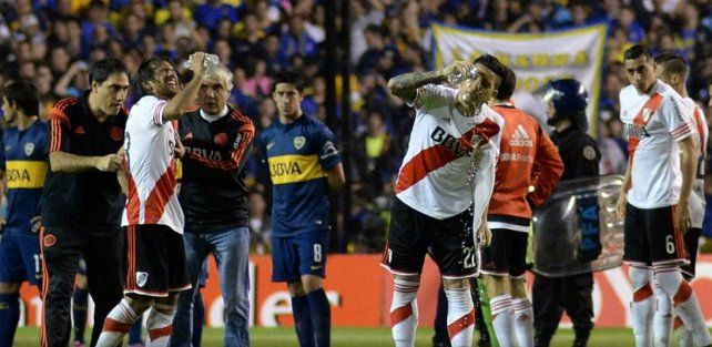 Los jugadores de River sufren la agresión con gas pimienta en el clásico de hace diez años en La Bombonera.