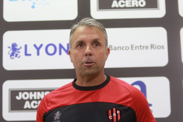El entrenador del Santo no quiere que nadie esp&iacute;e los trabajos de su equipo.