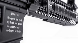 Lanzan un rifle cristiano en Estados Unidos para evitar que caiga en manos terroristas