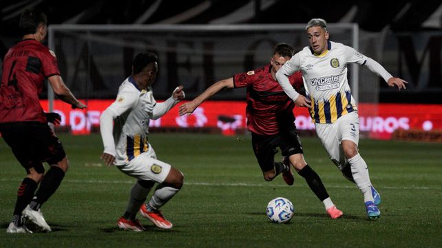 Sández intenta progresar en el campo en la derrota frente a Platense