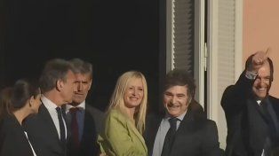 Milei salió a saludar al balcón de la Casa Rosada junto a Yuyito González y sus ministros