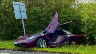 Mr. Bean choc&oacute; contra un &aacute;rbol al mando de un McLaren de F&oacute;rmula 1