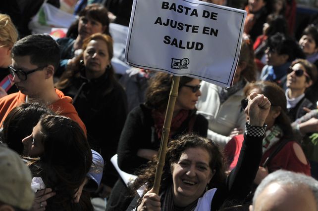 en pie de guerra. Los docentes se manifestaron ayer en Rosario y hubo voces muy críticas hacia los controles de las licencias por enfermedad.