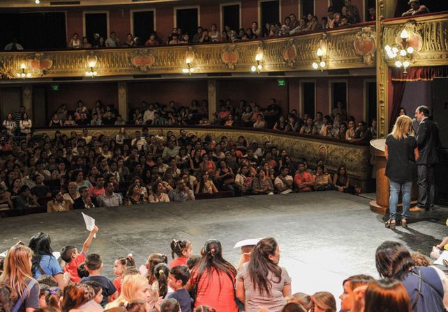 En un Teatro colmado, 360 chicos egresaron de los Jardines Municipales