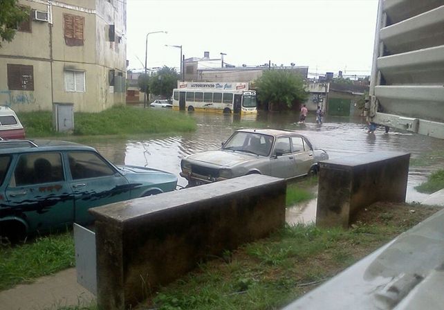Guillermo mandó una foto de la situación que se vivió este mediodía en Bº Centenario durante la intensa lluvia.
