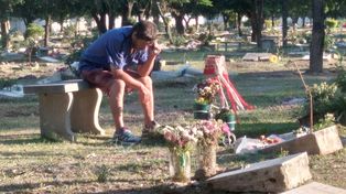 El padre que escucha los partidos de San Martín de Tucumán junto a la tumba de su hijo